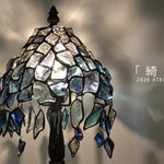 京都・桂のステンドグラス工房ATELIER SIXの2026年度アトリエ展「綺羅」のDM画像。 スタンドタイプのステンドグラスランプの写真が使用されている。